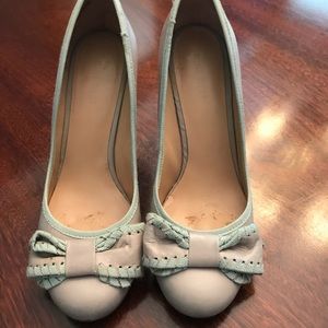 Pumps with bow